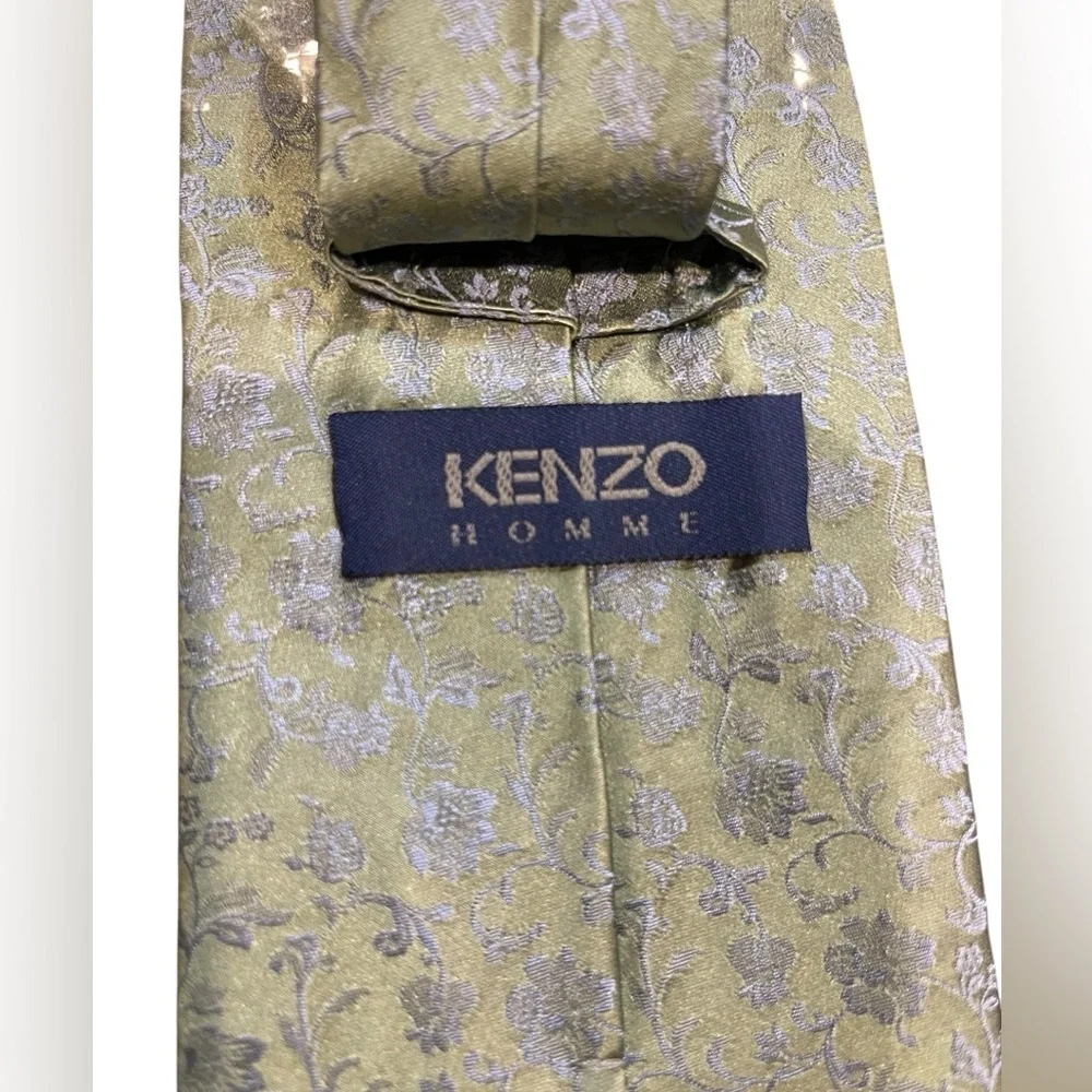 👔NEW Kenzo 100% Silk Tie with Sage Green and Blue/Silver Floral Design. GORGEOUS
